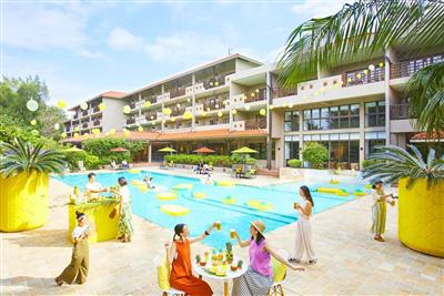 巨大パイン型ビールサーバーも登場！プールサイドで満喫する「パイン