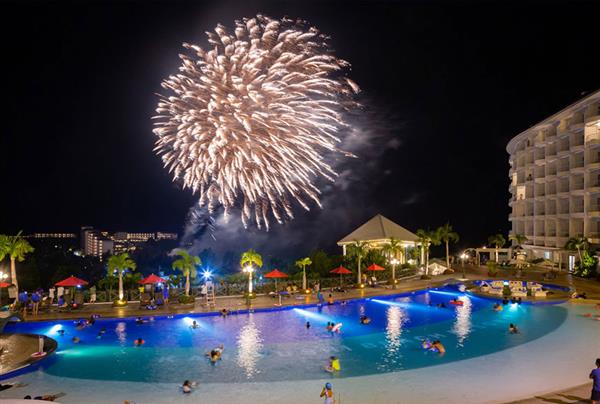 【花火イベント】縁日や屋台、花火にライブも！沖縄かりゆしビーチリ