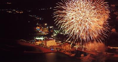 恩納村の夜空を花火が彩る♪人気リゾートホテル3社が合同で夏の花火