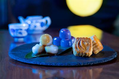 夜のプールサイドでお月見♪ココガーデンリゾートオキナワでスイーツ