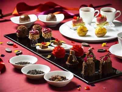 開放感あるラウンジで紅茶とスイーツを楽しむ。ヒルトン沖縄北谷リゾ