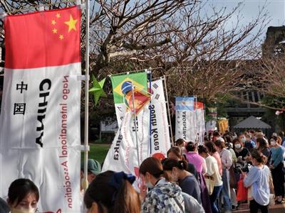 アジアや南米など各国の料理が勢揃い♪タイマッサージのブースも出店