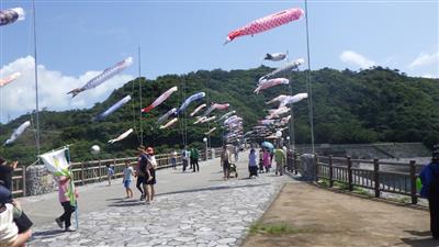 青空と緑の中で泳ぐ鯉のぼりの大行進！体験プログラムも盛りだくさん