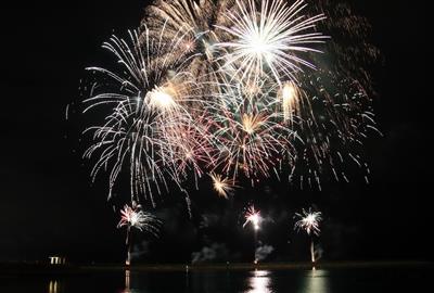 気軽に花火を観に行こう！4月〜6月の毎週土曜日は北谷町デポアイラ