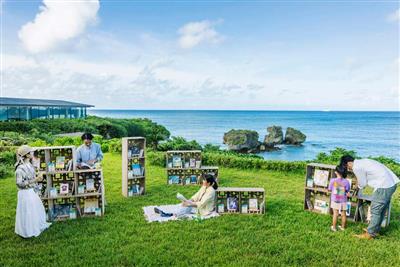 海風を感じながらのんびり読書♪限定スイーツも楽しめる「よんなーB