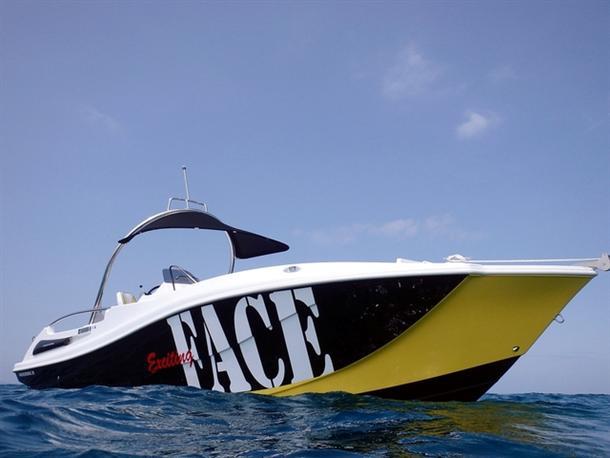 こちらの船でご案内♪