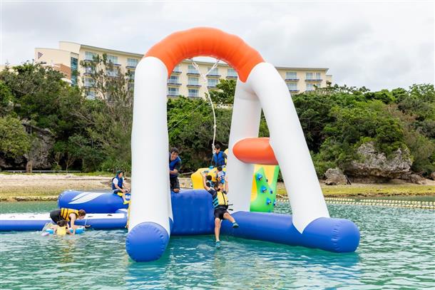 まるで海の上の公園 リゾートホテルのビーチで思いっきり遊べる海上アスレチック5選 おでかけ情報 ちゅらとく