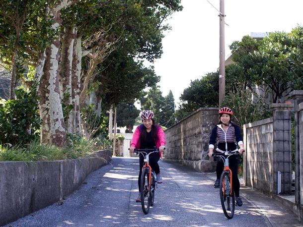 細い道の多い島には自転車が便利。