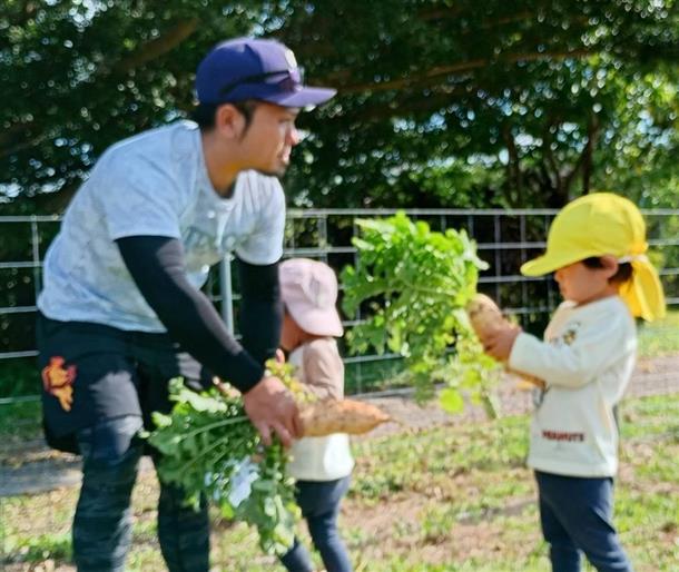 白い部分を持って上に引き抜きます！