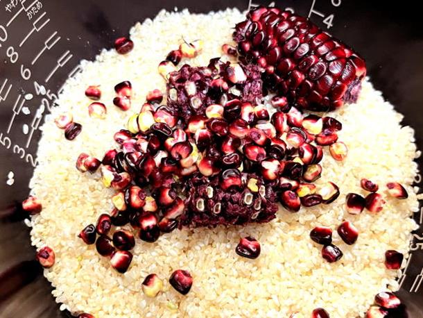 粒と芯を一緒に炊いてトウモロコシご飯！