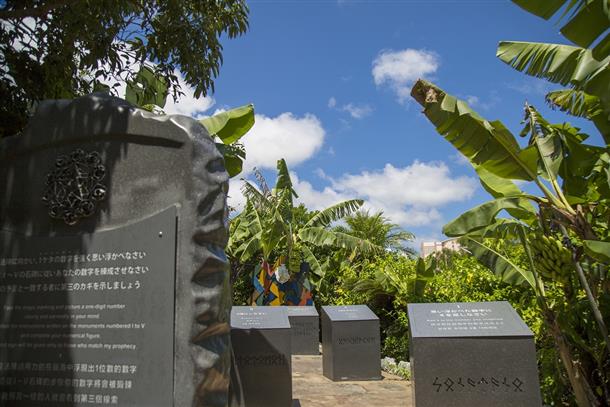 巨人が残した予言の石碑では・・・