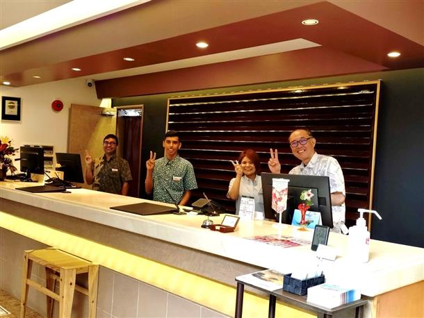 フロントで受付をお願いします