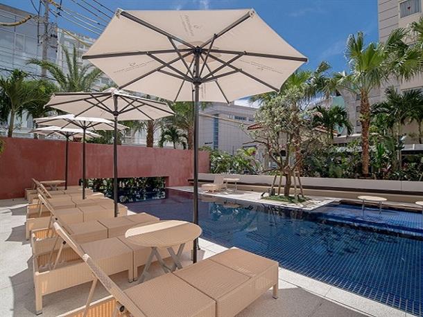 プールサイドでリラックス