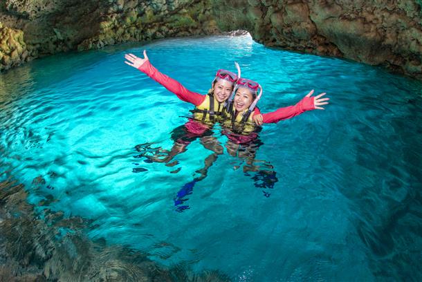 水面が青く輝く神秘の空間に心わしづかみ☆