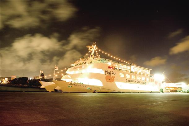 夜景の中のモビーディック号