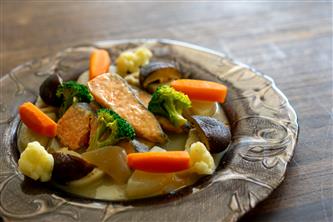 秋鮭と根野菜の酒粕煮