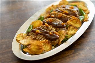 県産豚ロースのグリル　パイナップルと生姜風味ソースを添えて