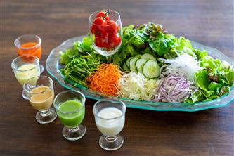 発酵ドレッシングと国産野菜のサラダバー