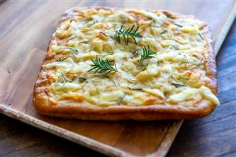 全粒粉入り玉ねぎとチーズのフォカッチャ