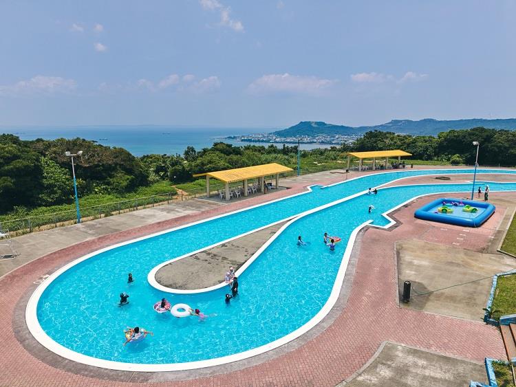 浮き輪でプカプカ浮かんだり、泳いだりと、楽しみがいっぱい