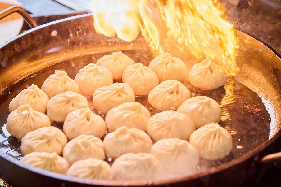 【水・木曜平日限定】　中華スペシャル　　①爆汁焼き小籠包　②広東風海老チリ