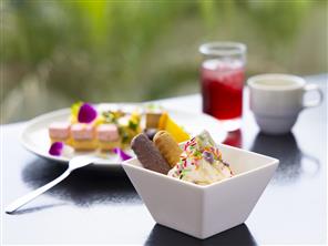 ソフトクリームはお好みのトッピングでお召し上がりください