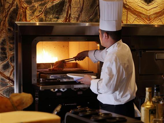 ダッチオーブンにてメインディッシュを焼き上げます