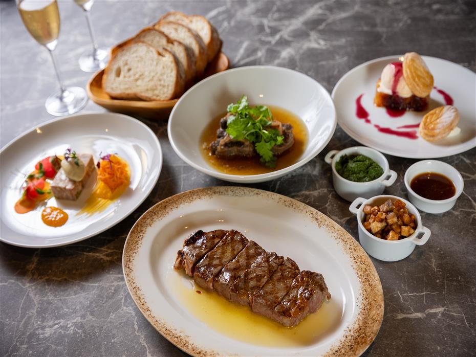 USビーフを900℃のグリルで旨味を閉じ込め焼き上げる【Steak & Grill Christmas Dinner】