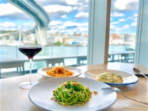 海をみながらお食事をお楽しみください♪