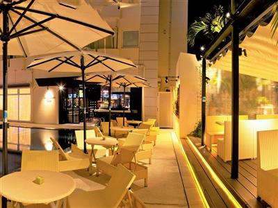 The pool side bar&Dining