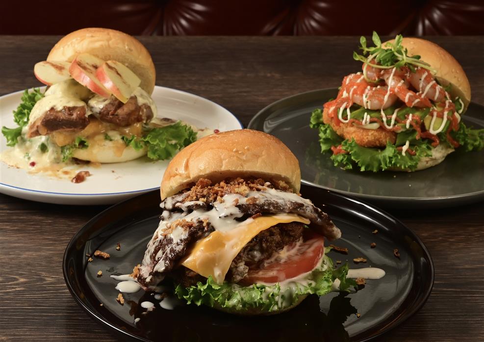 【9/12リニューアル】ホテルで楽しむ新感覚BURGERランチが特別価格♪肉の旨みを味わう「THE EST」や沖縄食材を使用した「THE ISLAND」など3種から選べる＋ポテト＆1ドリンク付き