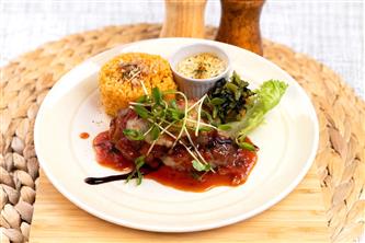 やんばるハーブ鶏のトマトチーズ焼き
