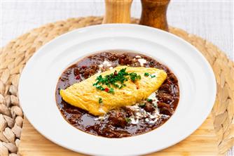 牛すじ肉の赤ワイン煮込み チーズオムレツ添え