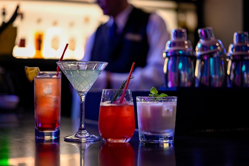 バー：トロピカルカクテル等を味わいながら那覇の夜景を楽しむ