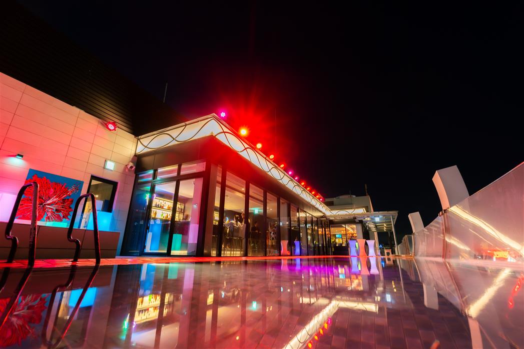 ライトアップされたナイトプール