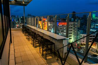 夜景を望むカウンター席