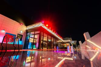 ライトアップされたナイトプール