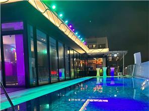 明日の天気によって色が変わるナイトプール