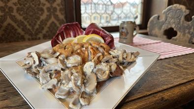 沖縄県産豚フィレ肉のシュニッツェル（ドイツ風豚肉のカツレツ）