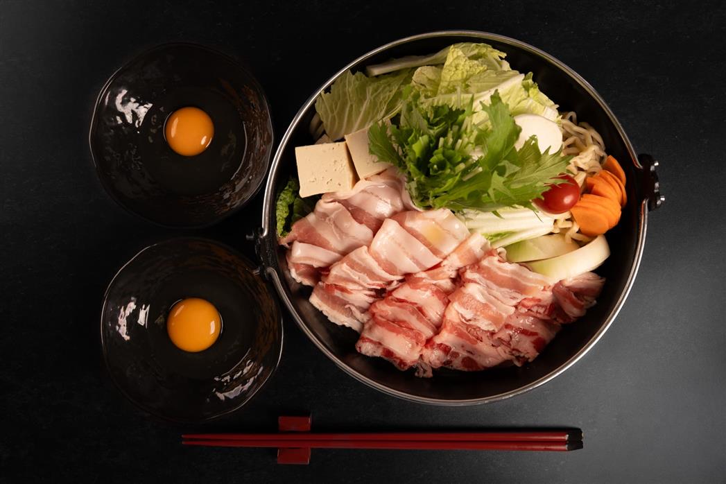 ★ちゅらとく限定200円OFF★ 《ほっくりな冬季限定の新商品》牛と豚のすき焼き鍋が登♪ お一人様2,500円→2,300円 ＼120分飲み放題はプラス2,200円で追加OK／