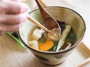味噌を溶かしながらお好みの味噌汁
