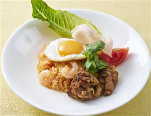 ③ナシゴレン　フライドチキン添え