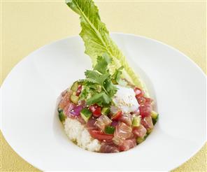 ⑥ハワイ風ポキ丼 沖縄県産マグロの刺身と野菜