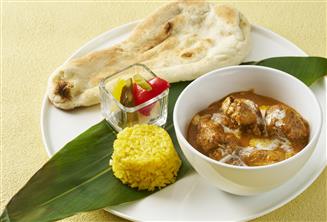 ⑤バターチキンカレー ナンと沖縄うっちんライス添え