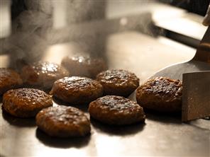 ハンバーグを鉄板で焼き上げます！