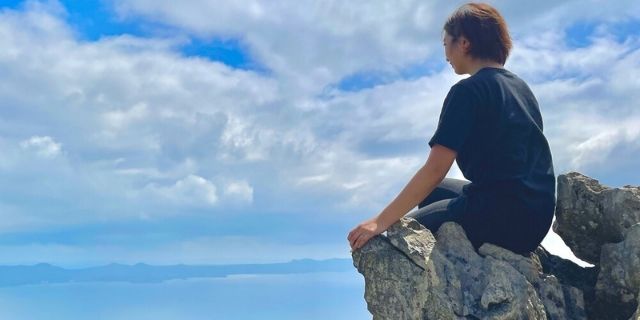 険しい道の先に絶景が待つ！県内3番目の高さを誇る嘉津宇岳トレッキング