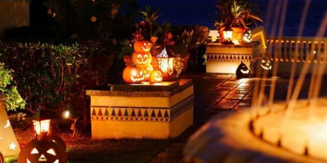 パティオにジャック・オ・ランタン現る♪ハロウィンライトアップ実施