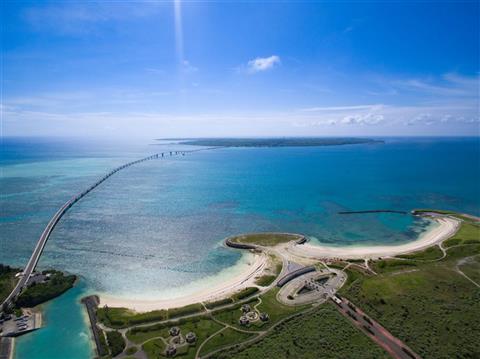 宮古島と伊良部島を結ぶ有名な「伊良部大橋」