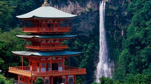 青岸渡寺三重塔と那智の滝