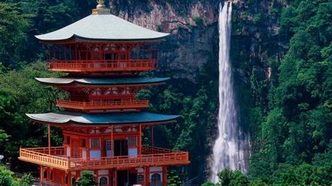 青岸渡寺三重塔と那智の滝